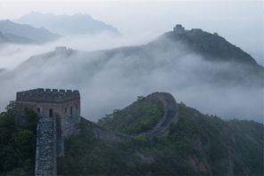 Ukuta Mkuu wa Milima Jinshan wa Chengde mkoani Hebei unaonekana kwenye mandhari nzuri ya mawingu