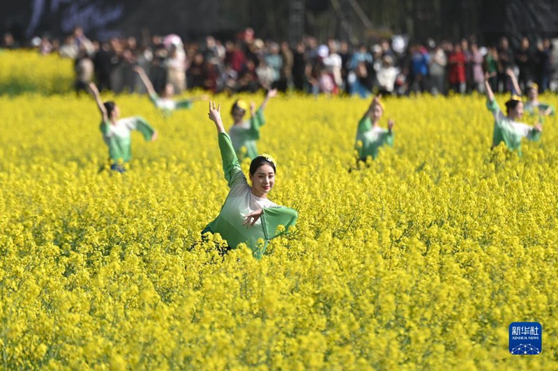 Maonyesho ya kina kwenye shamba la maua ya Rape Zhejiang, China