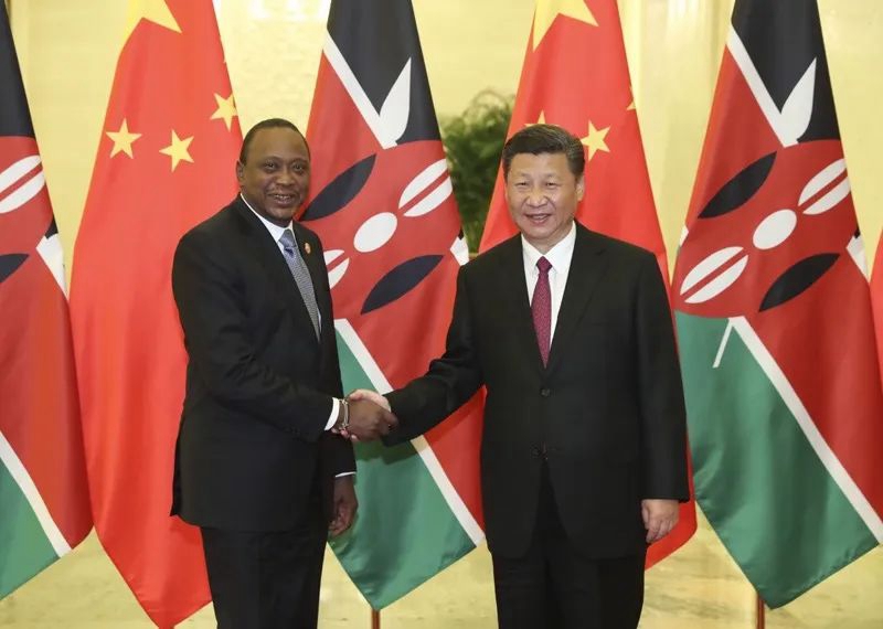 Tarehe 15, Mei, 2017, Rais Xi Jinping wa China alikutana na Rais wa Kenya wa wakati huo Uhuru Kenyatta ambaye aliwasili China kuhudhuria kwenye mkutano wa kwanza wa viongozi wa ushirikiano wa kimataifa wa  “Ukanda Mmoja, Njia Moja” hapa Beijing.