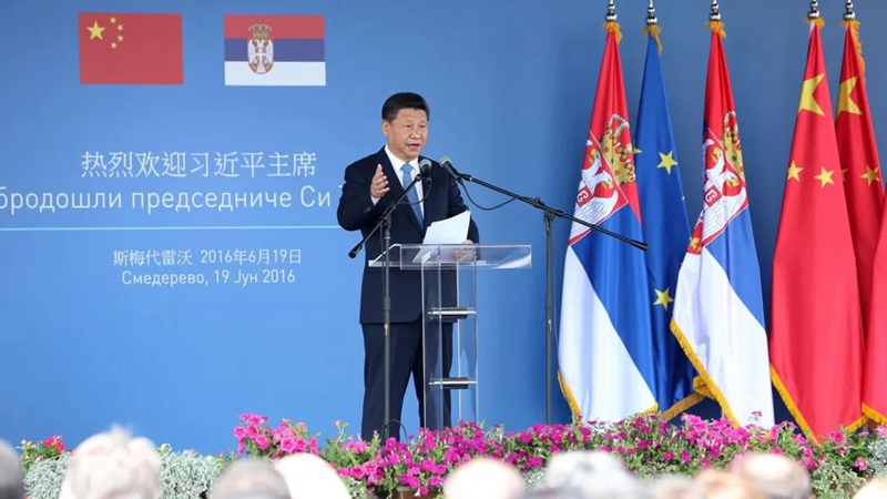 Juni 19, 2016, Rais Xi Jinping wa China alitembelea Kiwanda cha Chuma cha Pua cha Smederevo kilichomilikiwa na Kundi la Kampuni za Hegang (HBIS) huko Belgrade, nchini Serbia. Picha hii ikionyesha Rais Xi akitoa hotuba katika Kiwanda cha Chuma cha Pua cha Smederevo. (Picha na Ding Lin)