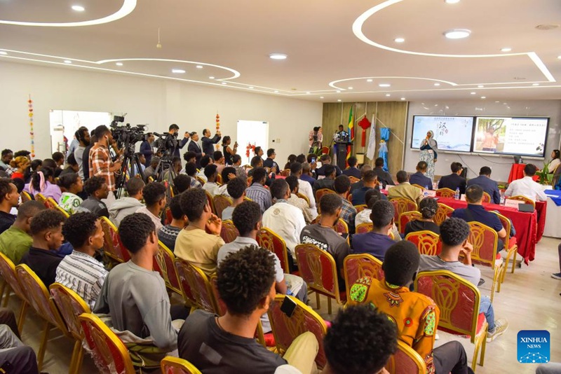 Mshiriki akishindana katika Shindano la Umahiri wa Lugha ya Kichina la "Daraja la Lugha ya Kichina" kwa wanafunzi wa vyuo wa Ethiopia mjini Addis Ababa, Ethiopia, tarehe 5 Juni 2024. (Xinhua/Michael Tewelde)