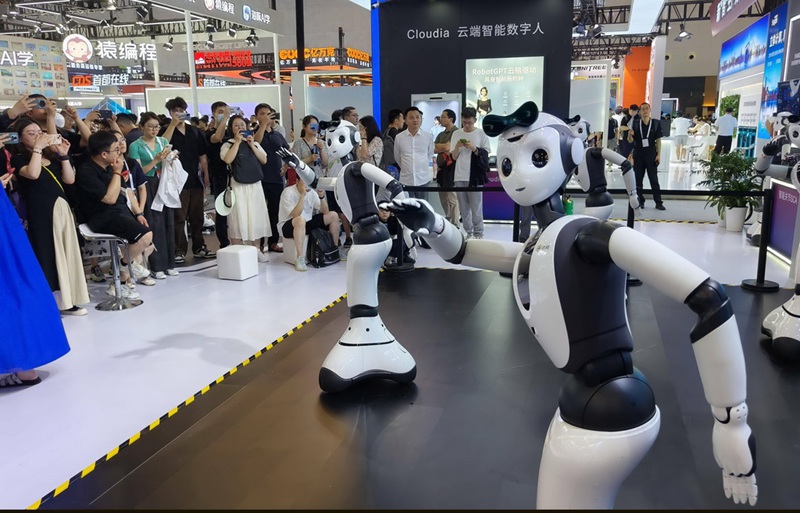 Roboti ya kucheza dansi ikivutia watembeleaji wengi wa maonyesho, Julai 5. (Picha na Huang Xiaoyong/Xinhua)