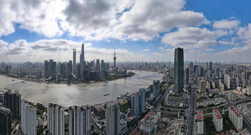 Picha hii iliyopigwa tarehe 10 Januari 2023 ikionyesha mandhari ya eneo la Lujiazui katika Eneo la Majaribio ya Biashara Huria la China (Shanghai) mjini Shanghai, Mashariki mwa China. (Xinhua/Fang Zhe)