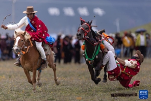 Michezo ya Kupanda Farasi ya"Agosti Mosi" yaanza katika Wilaya ya Litang Mkoa wa Sichuan, China