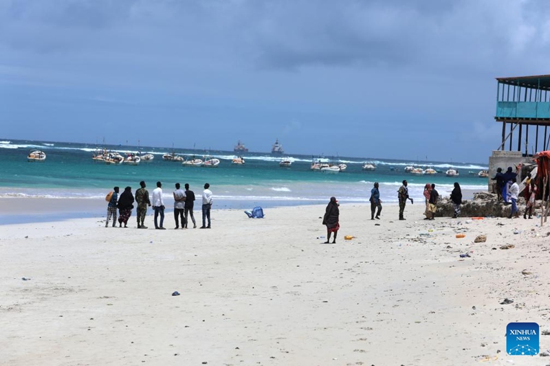 Picha hii iliyopigwa Agosti 3, 2024 ikionyesha eneo la ufukwe karibu na hoteli ya Lido Beach huko Mogadishu, mji mkuu wa Somalia. (Picha na Hassan Bashi/Xinhua)