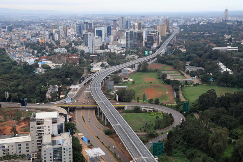 Picha hii iliyopigwa tarehe 8 Mei 2022, ikionyesha sehemu ya Barabara kuu ya Nairobi, Kenya. (Xinhua/Dong Jianghui)