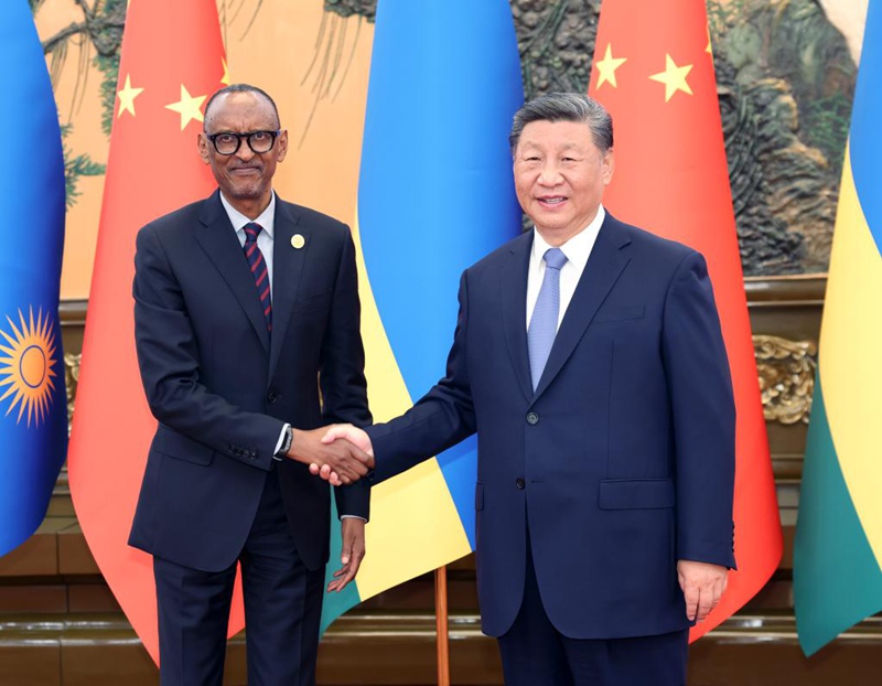 Rais Xi Jinping wa China akikutana na Rais wa Rwanda Paul Kagame, ambaye yuko Beijing  kuhudhuria Mkutano wa Kilele wa 2024 wa  Baraza la Ushirikiano kati ya China na Afrika (FOCAC), kwenye Jumba la Mikutano ya Umma la Beijing, Septemba 5, 2024 (Xinhua/Yao Dawei)