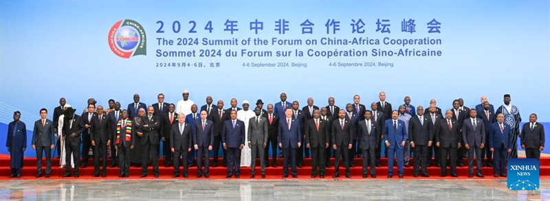 Rais Xi Jinping wa China na viongozi wa kigeni wakipiga picha ya pamoja kabla ya hafla ya ufunguzi wa Mkutano wa Kilele wa 2024 wa Baraza la Ushirikiano kati ya China na Afrika (FOCAC) kwenye Jumba la Mikutano ya Umma mjini Beijing, China, Septemba 5, 2024. (Xinhua/Rao Aimin)