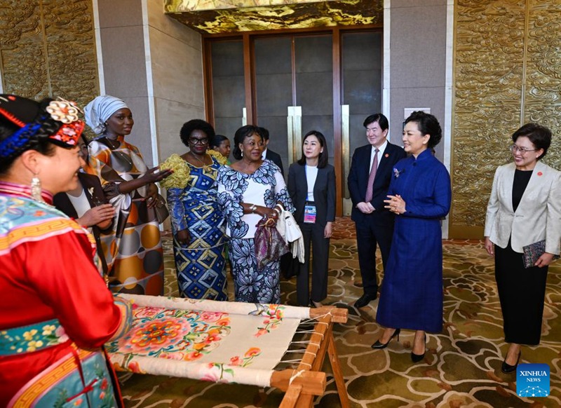 Peng Liyuan, mke wa Rais Xi Jinping wa China, ambaye pia ni balozi maalum wa kuhimiza maendeleo ya elimu ya watoto wa kike na wanawake wa Shirika la Umoja wa Mataifa la Elimu, Sayansi na Utamaduni (UNESCO)  akiwa pamoja na wageni wa Afrika, wakitembelea vitu vya maonyesho vinavyoonyesha utamaduni wa jadi na mafanikio ya China katika elimu ya wanawake wakati wa Mkutano wa Mada Mahsusi kuhusu Elimu ya Wanawake wa Mkutano wa Kilele wa 2024 wa Baraza la Ushirikiano kati ya China na Afrika (FOCAC) kwenye Jumba la Wageni wa Kitaifa la Diaoyutai mjini Beijing, China, Septemba 5, 2024 (Xinhua/Xie Huanchi)