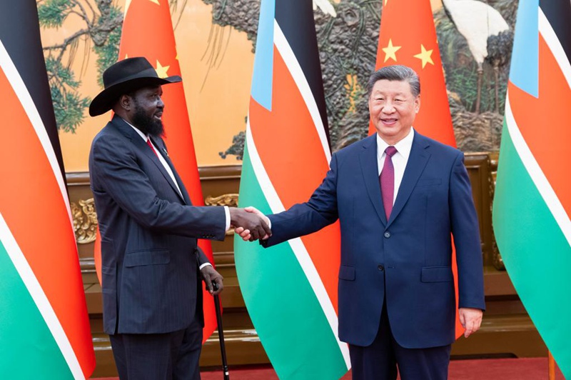 Rais wa China Xi Jinping akikutana na Rais wa Sudani Kusini, Salva Kiir, ambaye yuko mjini Beijing kushiriki Mkutano wa Kilele wa 2024 wa Baraza la Ushirikiano kati ya China na Afrika (FOCAC) kwenye Jumba la Mikutano ya Umma mjini Beijing, China, Septemba 6, 2024. (Xinhua/Ding Lin)