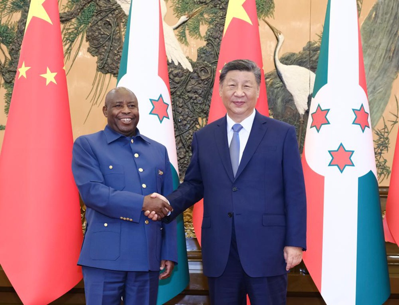 Rais wa China Xi Jinping akikutana an Rais wa Burundi Evariste Ndayishimiye ambaye yuko mjini Beijing kushiriki Mkutano wa Kilele wa 2024 wa Baraza la Ushirikiano kati ya China na Afrika (FOCAC) kwenye Jumba la Mikutano ya Umma mjini Beijing, China, Septemba 6, 2024. (Xinhua/Ding Lin)