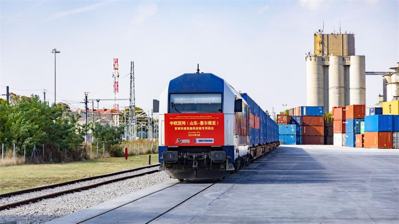 Treni ya kwanza ya mnyororo maalum wa usambazaji ya kampuni ya Matairi ya Shandong Linglong ya Reli ya China-Ulaya ikiwasili Indjija, Belgrade, Septemba 7, 2024. (Picha na Wang Wei/Xinhua)