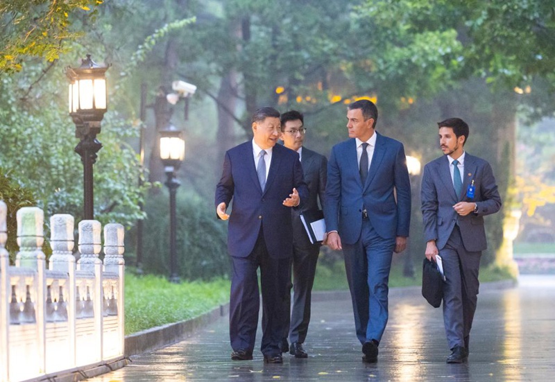 Rais Xi Jinping wa China na Waziri Mkuu wa Uhispania Pedro Sanchez wakitembea Beijing, mji mkuu wa China, Septemba 9, 2024. (Xinhua/Huang Jingwen)