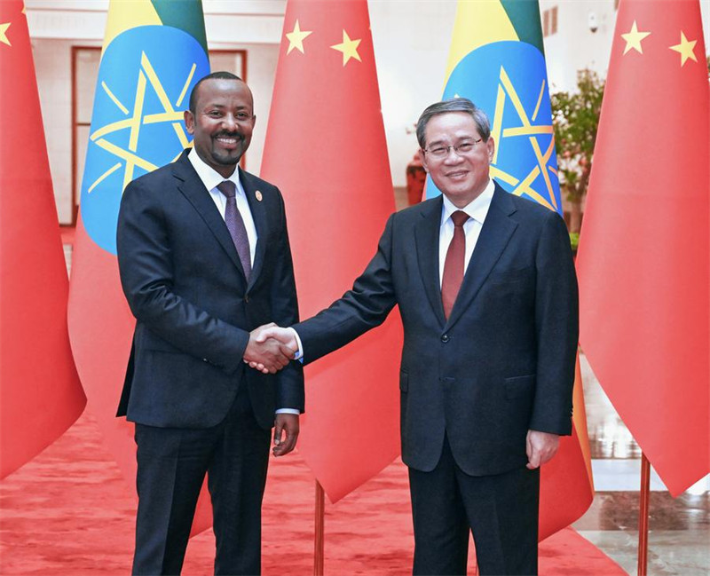 Waziri Mkuu wa China Li Qiang akifanya mazungumzo na Waziri Mkuu wa Ethiopia Abiy Ahmed, ambaye alikuwa mjini Beijing kwa ajili ya kuhudhuria Mkutano wa Kilele wa 2024 wa Baraza la Ushirikiano kati ya China na Afrika (FOCAC) na ziara rasmi, kwenye Jumba la Mikutano ya Umma mjini Beijing, China, Septemba 5, 2024. (Xinhua/Rao Aimin)