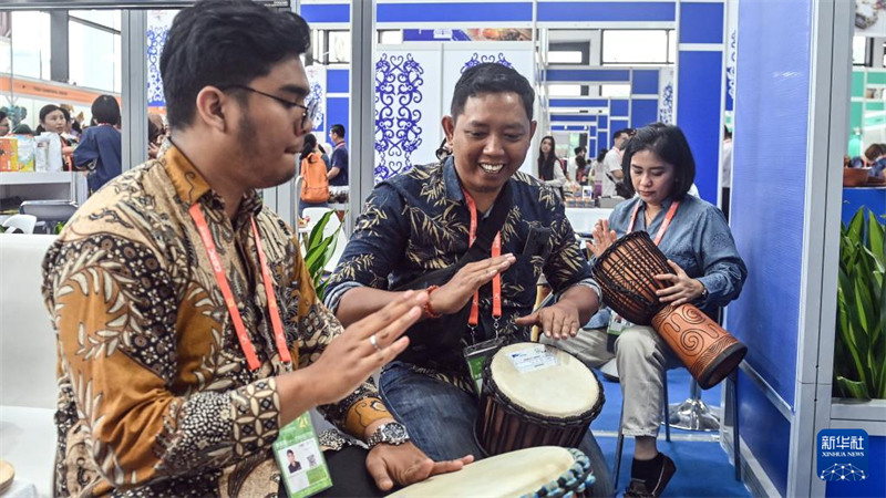 Waonyeshaji bidhaa wakipiga ngoma ili kuvutia watembeleaji maonyesho kwenye Banda la Cambodia la Kituo cha Kimataifa cha Maonyesho na Mikutano cha Nanning, China, Septemba 24. (Xinhua/Zhang Ailin)