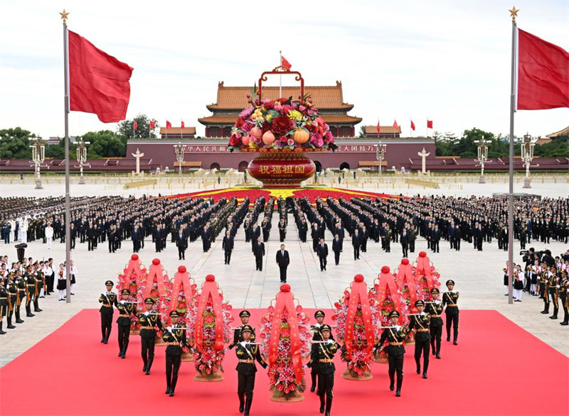 Rais wa China Xi Jinping na viongozi wengine wa Chama na serikali wakiwemo Li Qiang, Zhao Leji, Wang Huning, Cai Qi, Ding Xuexiang, Li Xi na Han Zheng wakihudhuria hafla ya kutoa vikapu vya maua kwa mashujaa waliofariki dunia iliyofanyika uwanja wa Tian'anmen mjini Beijing, mji mkuu wa China, Septemba 30, 2024. (Xinhua/Xie Huanchi)