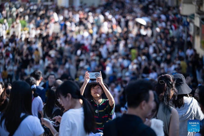 Watalii wakitembelea Magofu ya St. Paul mkoani Macao, kusini mwa China, Oktoba 2, 2024. (Xinhua/Cheong Kam Ka)