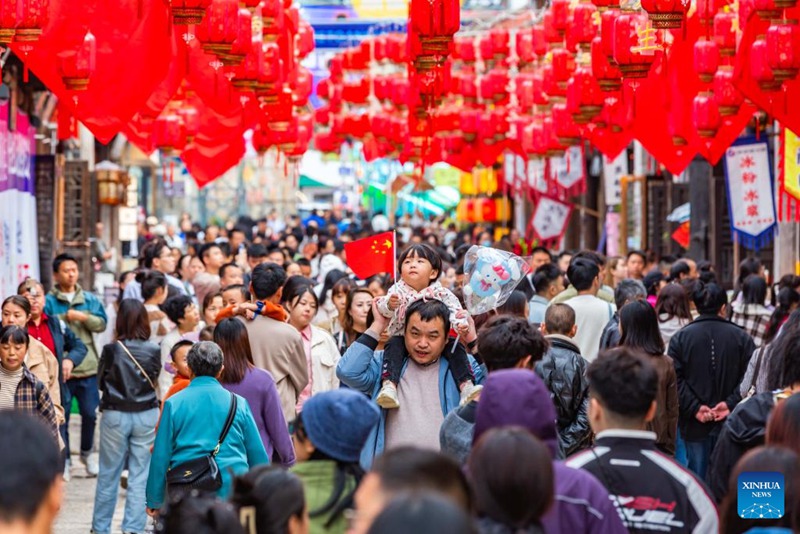 Watu wakitembelea mtaa wa kihistoria na kitamaduni katika Wilaya ya Xixiu ya Mji wa Anshun, Mkoani Guizhou, kusini-magharibi mwa China, Oktoba 2, 2024. (Picha na Chen Xi/Xinhua)